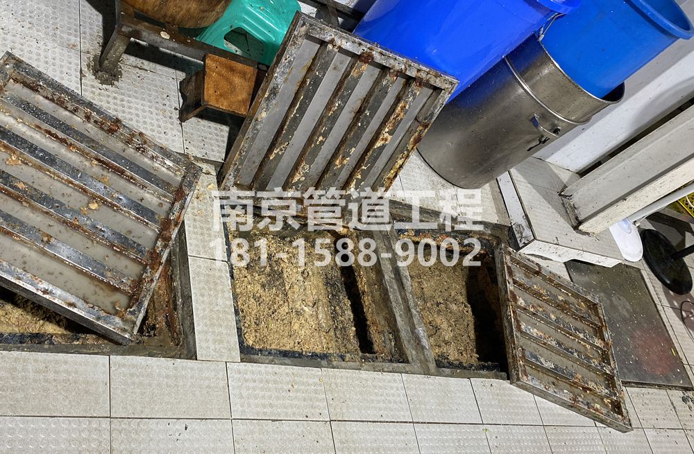 278淳化城管中队食堂隔油池清理